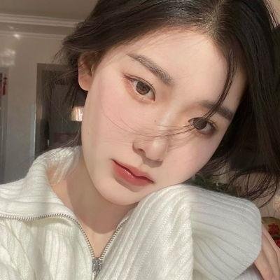 她在这里